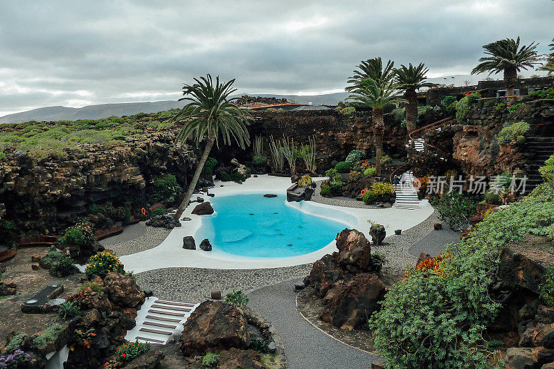 Jameos del Agua是一系列的熔岩洞，位于西班牙加那利群岛的兰萨罗特